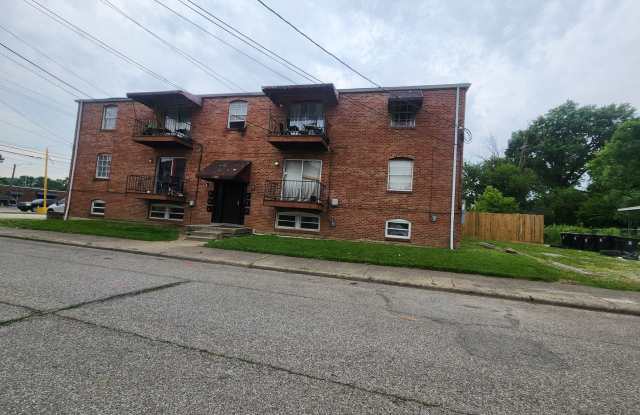 Charming 1 bedroom 1 bath apartment for rent with additional storage available! - 1300 Oakwood Avenue, Louisville, KY 40215
