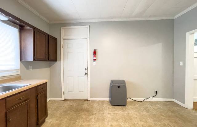 Pet‑Friendly 4BR Walk to Ball State, in unit Washer/dryer and hardwood floors! Gallery 4