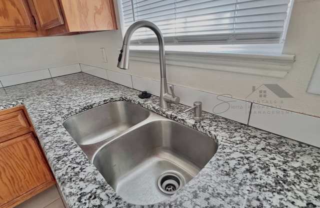 Cute As A Bug! 2 Bedroom, 2 Bathroom, 1 Car Garage Townhome Gallery 4
