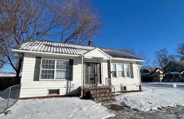 Updated 2-Bedroom, 2-Bathroom Home with Flex Space  Garage – 972 Sq. Ft. 1829 Frances Ave, Elkhart, IN 46516 photos photos