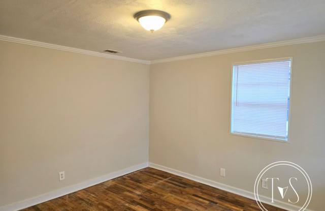 Charming 3-bed/1-bath traditional cinder block bungalow in Woodville neighborhood! Gallery 4