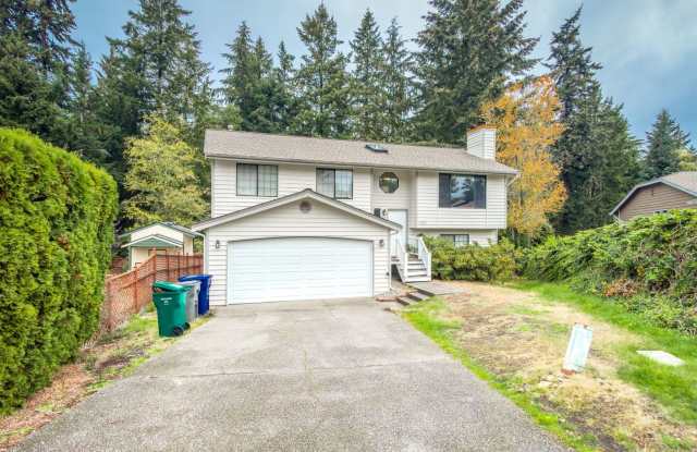 Wonderful split entry home! 4 bedrooms - 3 bath! - 5100 Southwest 324th Place, Federal Way, WA 98023