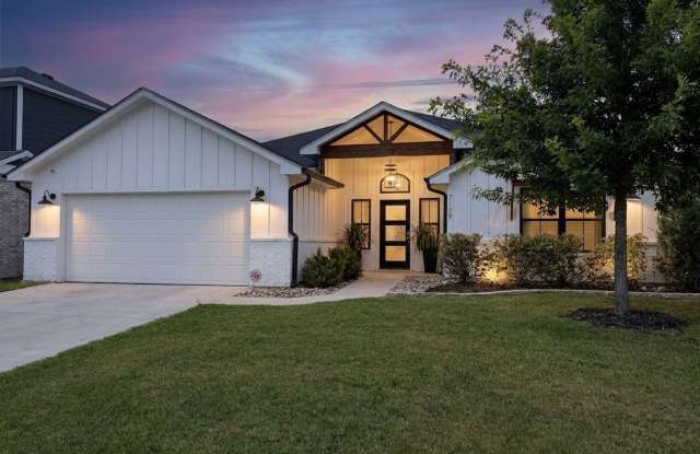 Modern 3 Bed / 2 Bath Home with Central Air & Updated Appliances in West Temple photos photos