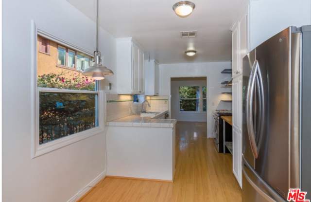 1067 SANBORN Avenue Gallery 3
