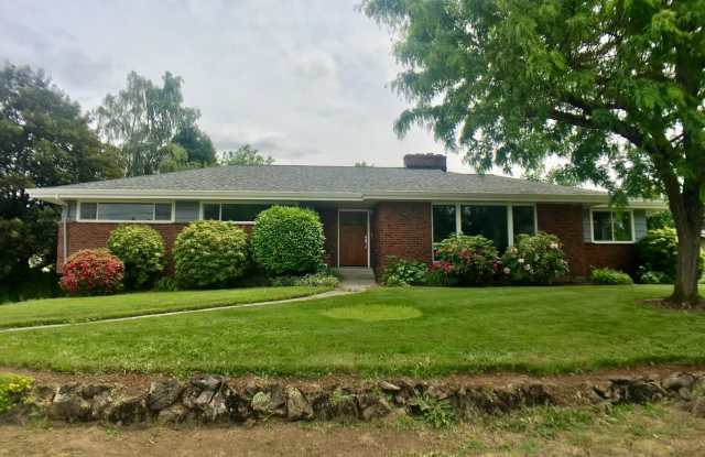 Stunning Milwaukie Home - Fully Updated! Over 3300sf living space - 12406 Southeast Guilford Drive, Milwaukie, OR 97222