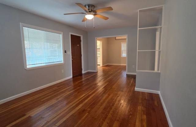 2 BED 1 BATH HOUSE WITH FENCED BACK YARD Gallery 3