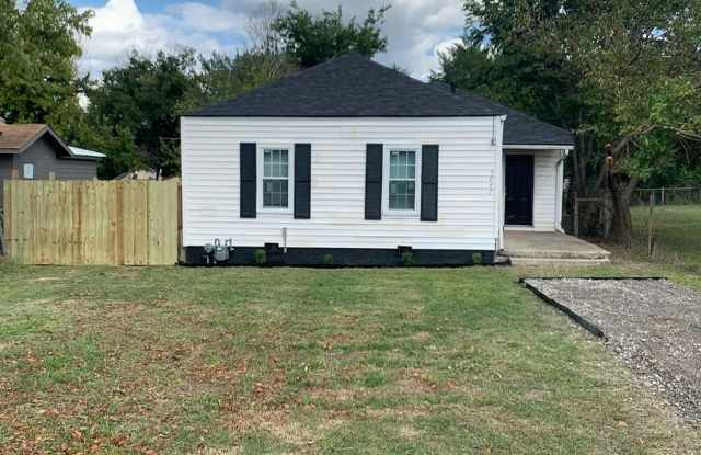 Beautifully Redone 2 Bedroom House! Available for a 5/1 Move In!!! *Updated Photos to Come* photos photos