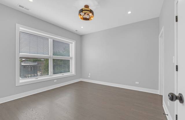 4827 S Saint Lawrence Avenue Gallery 3
