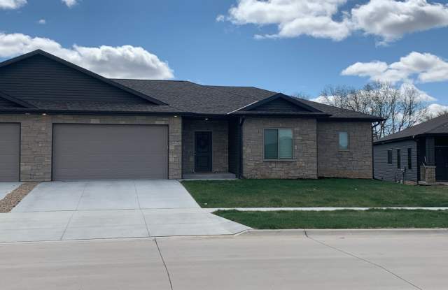 Beautiful spacious walkout ranch townhome in South Lincoln Gallery 1