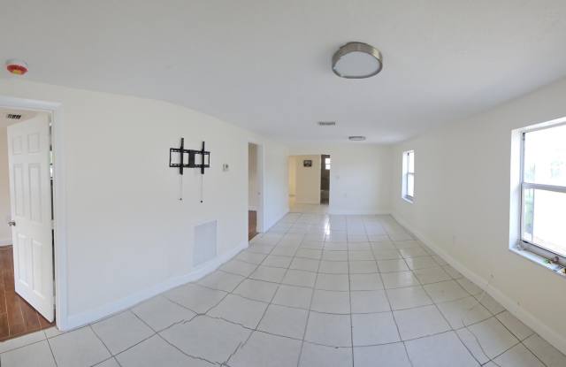 314 NW 5th St. Gallery 3