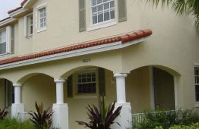 Centrally Located 3BR Townhome Near Everything Delray Beach Has to Offer Gallery 1