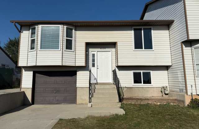 3-Bedroom Twin Home with Private Backyard photos photos