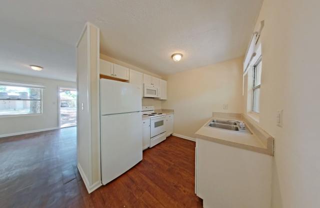 Lovely 2/1 - Convenient Location Gallery 3