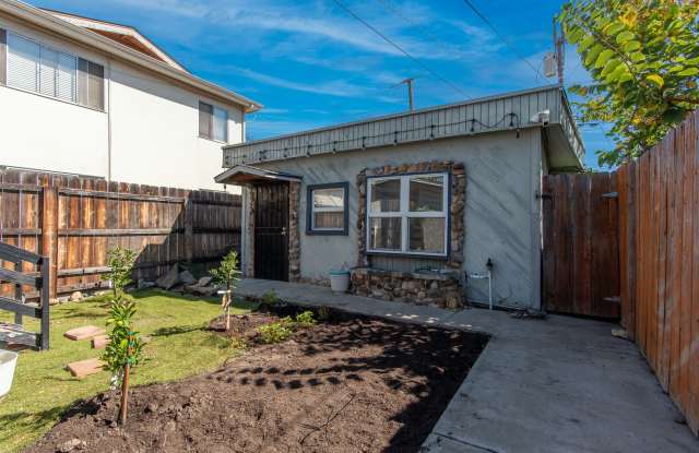 Cozy North Park 1BR/1BA Cottage with Upgraded Kitchen and Bath, All Utilities Included Gallery 3