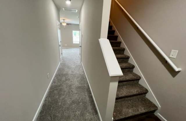 4 Bedroom Home, 2 Miles from MTSU! Gallery 4