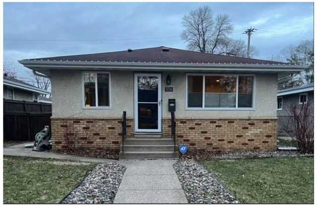Spacious 4-Bedroom Home Near Airport, Lake Nokomis  Minnehaha Falls photos photos