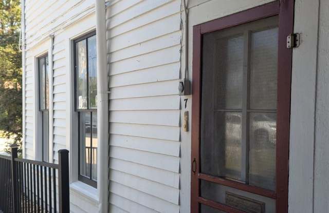 2 Bedroom / 1 Bathroom Apartment in Downtown Hawthorne Gallery 3