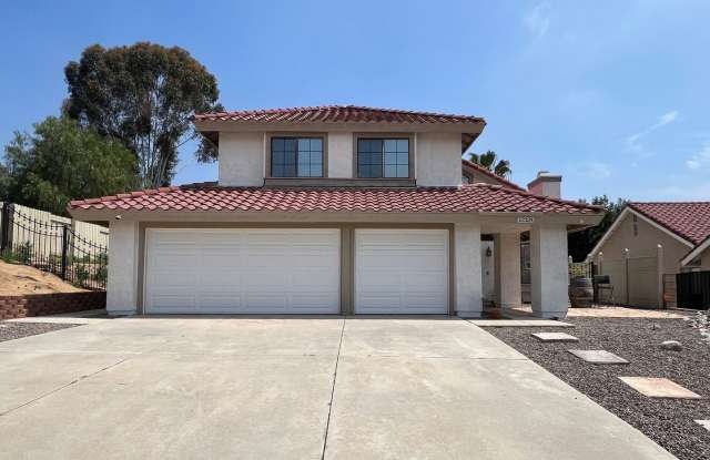 Beautiful 4 Bedroom Pool Home Gallery 1