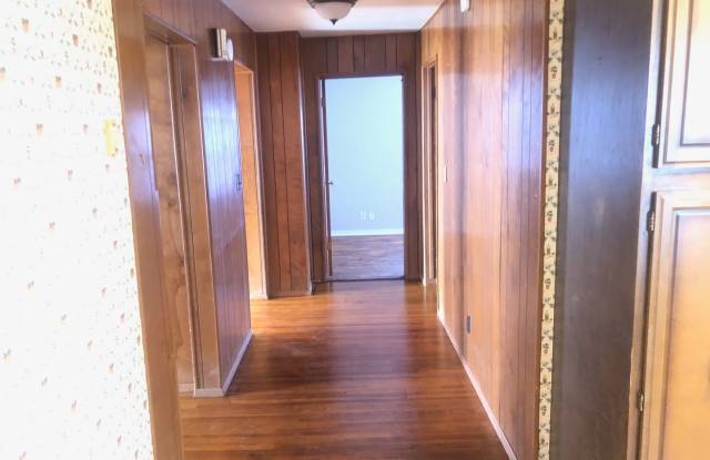 Neat 3 BR house in south Bloomington. Hardwood floors Gallery 4