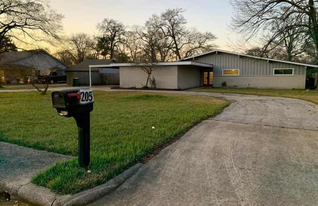 205 Caldwell St - 205 Caldwell Street, Baytown, TX 77520