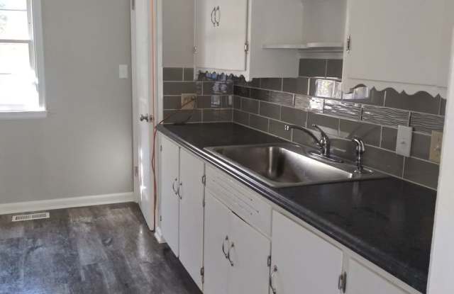 3br 1.5 bath, NEWLY RENOVATED! Garage, fenced back yard, plank flooring Gallery 4