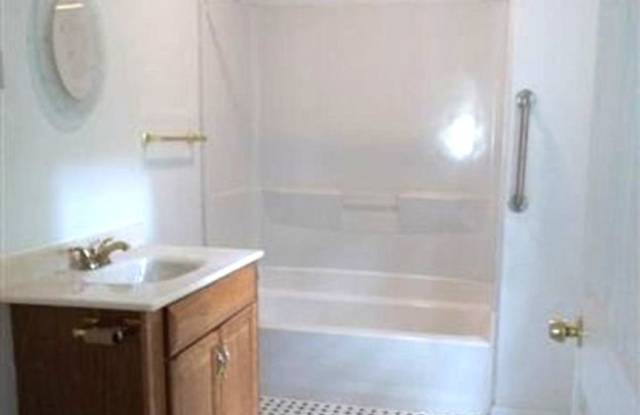5 bedroom/ 2.5 bathroom- Skipwith Farms Gallery 4