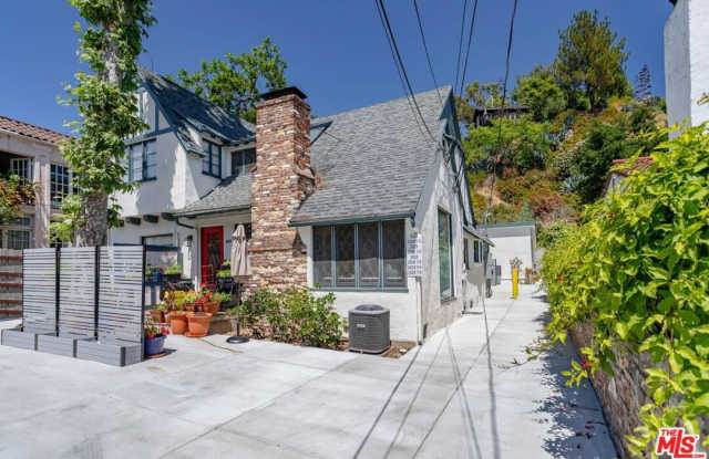 2628 N Beachwood Dr Gallery 2