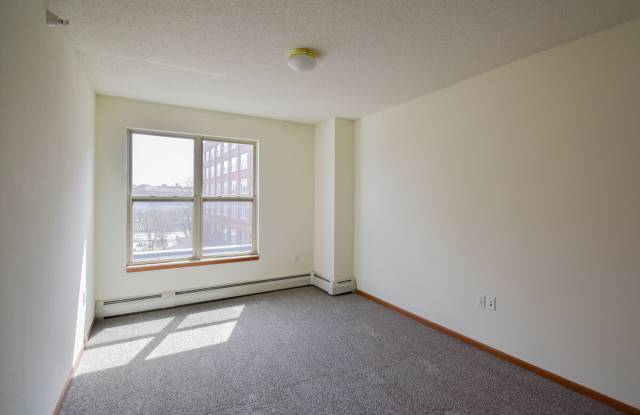Lyons Court - Senior Living Gallery 3
