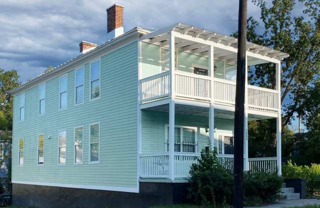 3 BED | 2 BATH | NEWLY RENOVATED UPSTAIRS APARTMENT | MIDTOWN Gallery 3
