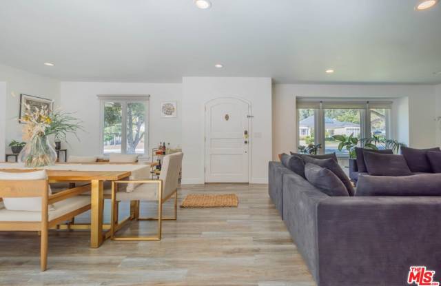 2760 East Glenoaks Boulevard Gallery 4