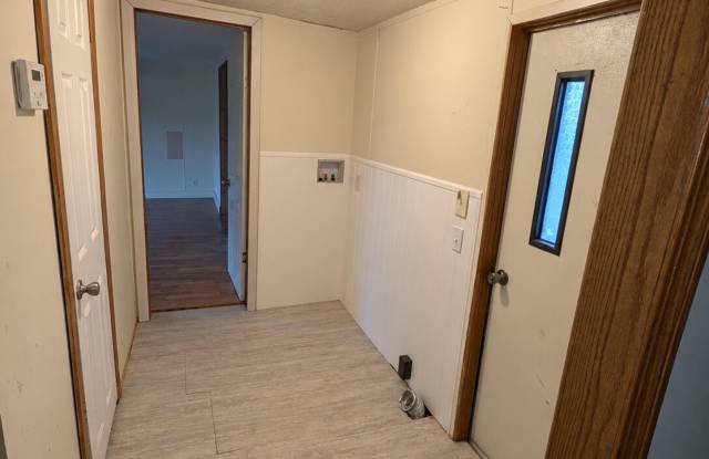 Country living with spacious front and backyard - 3 beds/ 2bath available now!! Gallery 1
