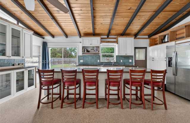 607 N Coconut Ave N photos photos
