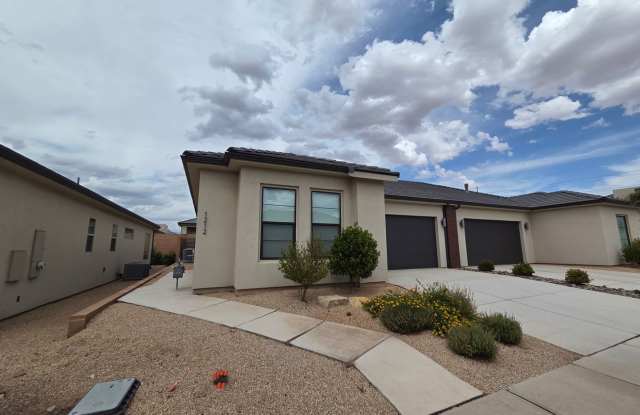 Fully Furnished Home in Sun River 55+ Community Gallery 3