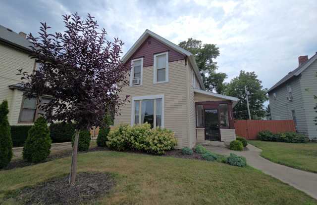 Charming 2-Bed, 1.5-Bath Single family home with 2 Garage  Fenced Yard – Minutes from Downtown photos photos