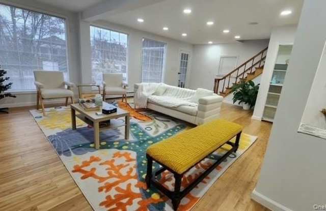 150 E Walnut Street photos photos