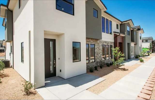 Newer End Unit Townhome in Woodland Estates photos photos