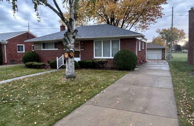 2431 Pinetree Dr photos photos