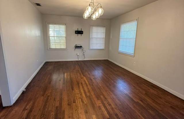 Cute 2 bedroom ~ 1 bath near TTU Gallery 4