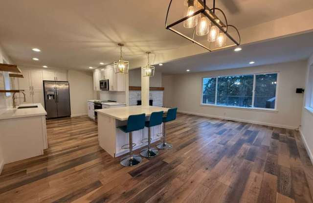 Stunning 4 Bed 3 Bathroom Home! photos photos