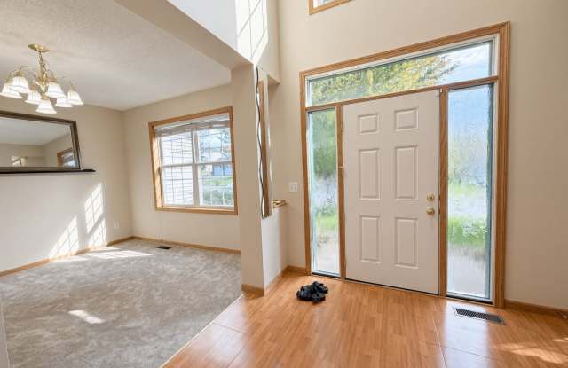 Rare 7Bed 4.5Bath Home in Woodbury, Right on The Golf Course. Gallery 3
