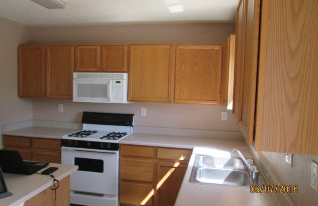 Four Bedroom 2 1/2 bath 2 level 2150SF Ventana Ranch NW Gallery 4