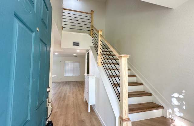 Beautifully Updated Townhome Near DIA - 5875 North Biscay Street, Denver, CO 80249