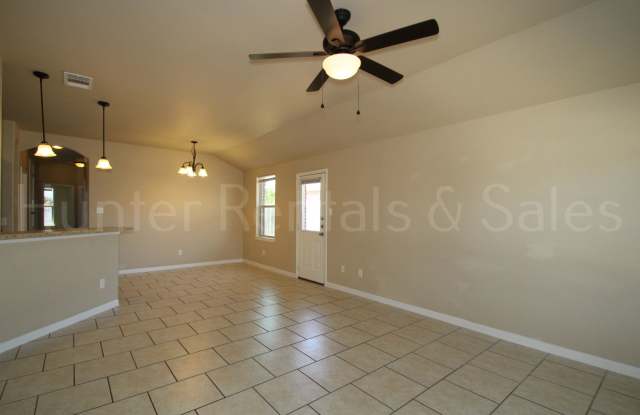 Spacious 3-Bedroom Duplex with Fenced Yard & Garage Gallery 4