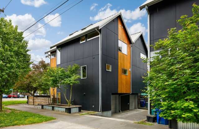Stunning Modern 3 Bed / 2.5 Bath Townhome in Beautiful Maple Leaf Neighborhood Gallery 3