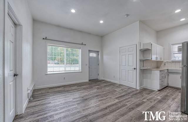 2 bedroom WATER/SEWER INCLUDED IN RENT! Gallery 4