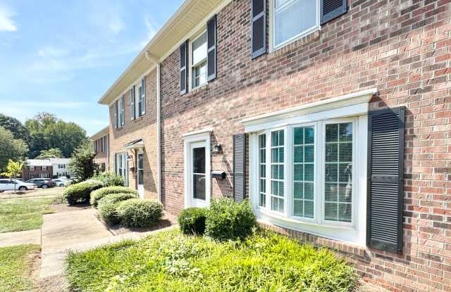 End unit 2 Story in Regents Park, convenient to 840 Gallery 4