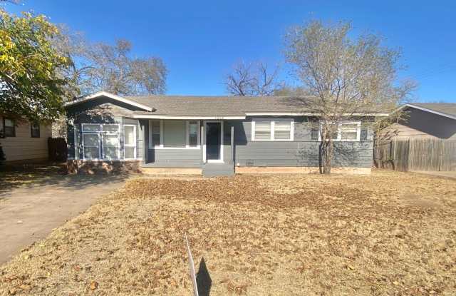 Move in special - second month's rent is free - 4604 42nd Street, Lubbock, TX 79414