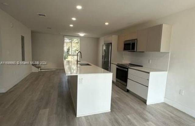 2561 NE 193rd St photos photos