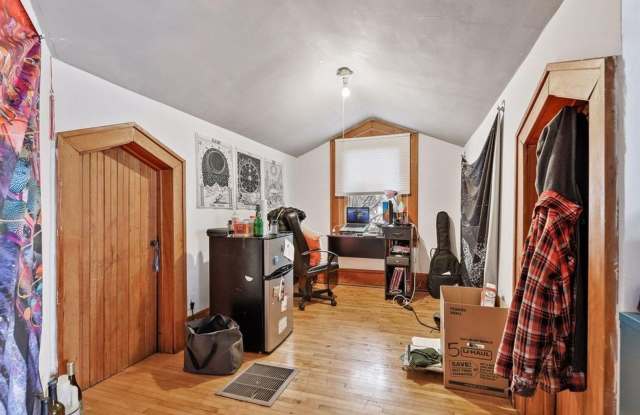 6 bedroom 2 bathroom available June 2027 Gallery 3