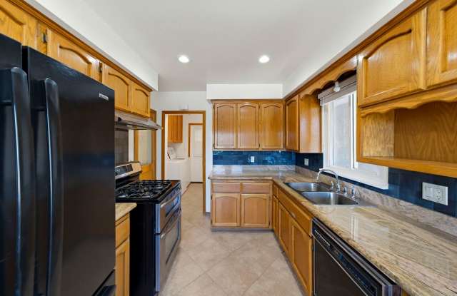 3 bedrooms 2 bathrooms +  family area approximately 1559sqft Gallery 4